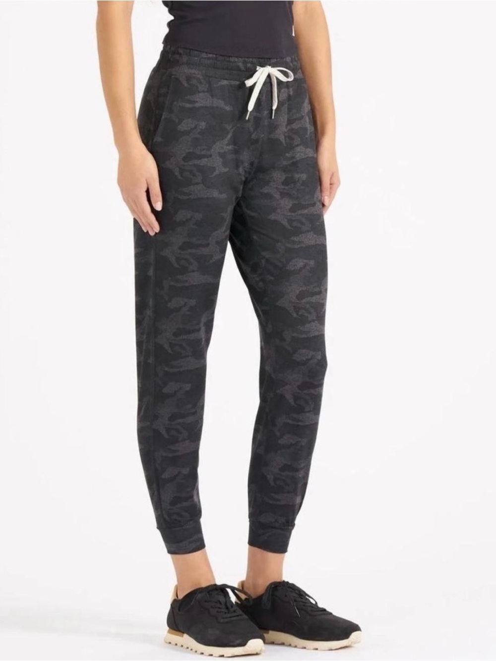 Vuori Women’s Heather Camo Joggers Gray Camo Athletic Pockets